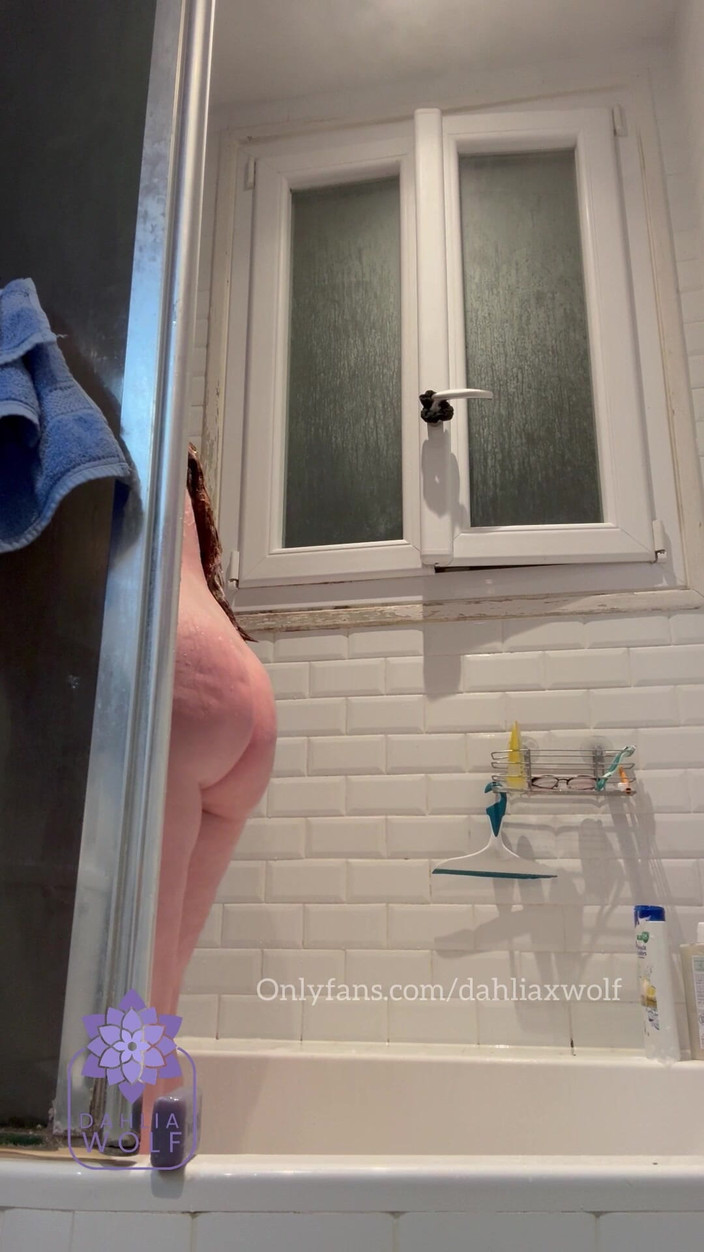Dahlia Wolf: 화장실 카메라 파리의 섹시한 솔로 샤워