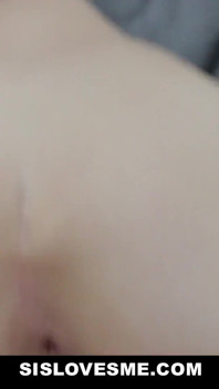 Alexa Grace, petite demi-sœur qui s'ennuie, se fait surprendre en train de se masturber