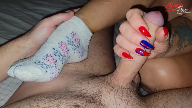 Anna Fire: Footjob dan melancap dalam stoking putih pancutan mani pada stoking