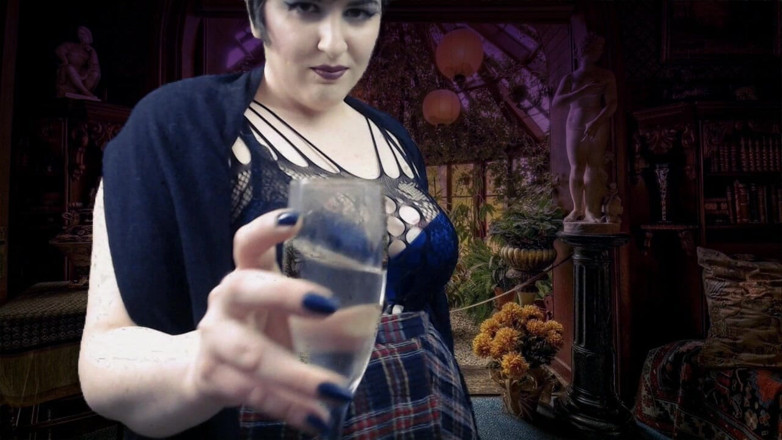 goddessjoules: Magický feminizační nápoj gothských sousedů