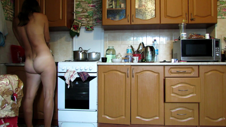 Sexi Lenka: Cleaning + light gymnastics in the kitchen