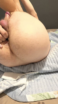Un Gars Maigre Joue Avec Son Cul Pour La Première Fois