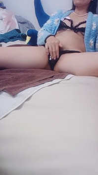 小さな毛深い膣が指で刺激される