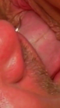 Gorący trójkąt na świeżym powietrzu z dwoma napalonym babes i hard fucking