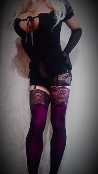 Crossdresser dalam gaun hitam