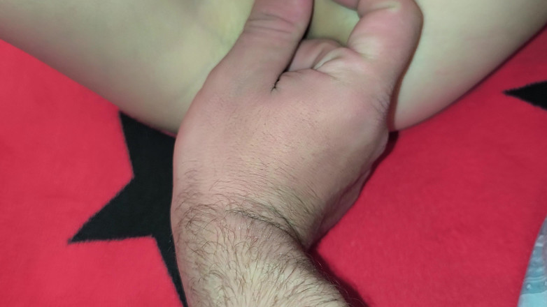 Blondasexy00: Nevlastní bratr šuká moji těsnou kundičku svým prstem