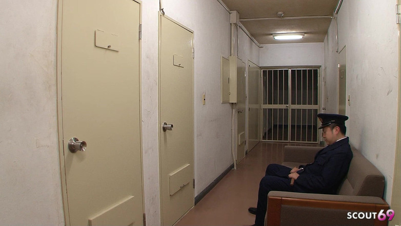 Asian porn collection: 刑務所の細い日本人ティーンが剛毛のマンコで犯され、ガードによって無修正