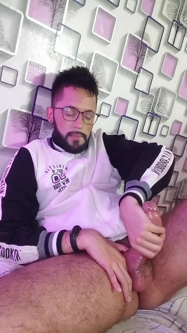 Massaging my cock with oil until I shoot a nice big load (Camilo Brown)