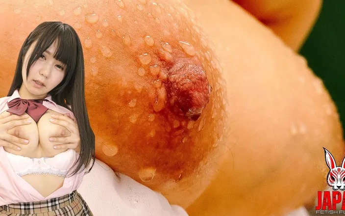 Japan Fetish Fusion: Imbarazzata da come il sudore rende i suoi capezzoli duri,...