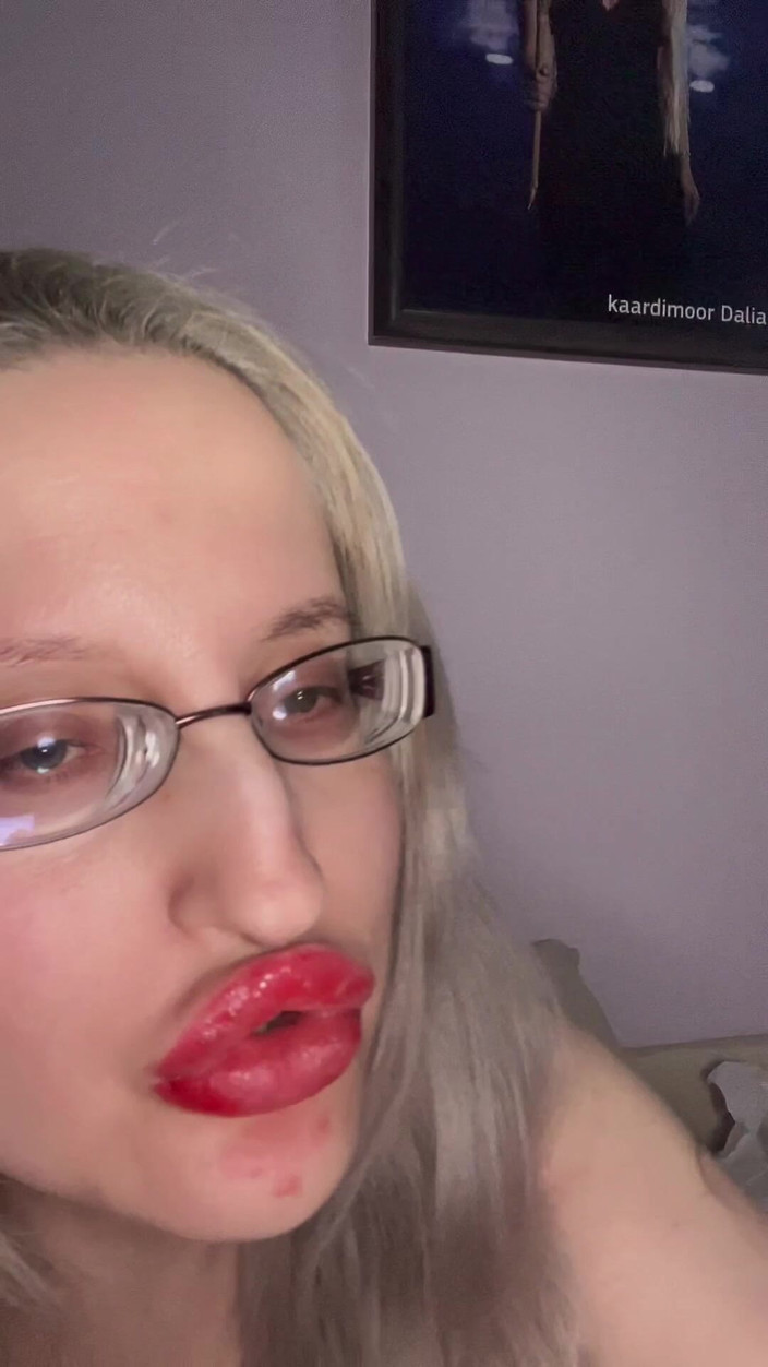 FinDom Goaldigger: Мясистый разговор в очках, минет и обнаженный танец