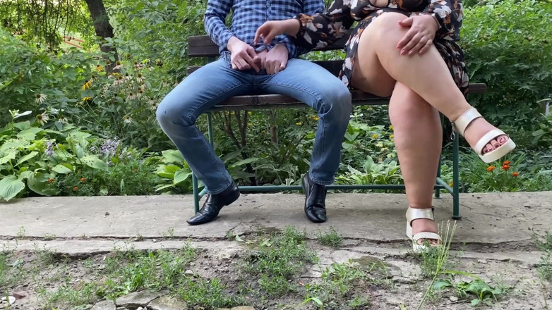 OurFetishLife: Une MILF mature dévergondée aux jambes sexy m’aide à faire pipi...