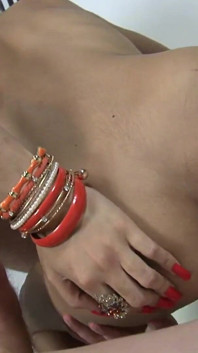 Latina trans nena masturba su polla y rubia de pelo corto patti toma dos pollas