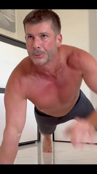 Plank push-up otot ketat pukulan 16 reps 3 set