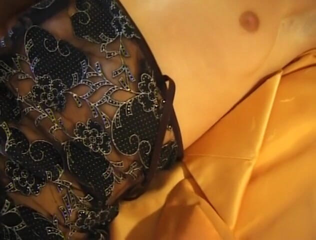 Flash Model Amateurs: Une petite brune aux seins se donne du plaisir sur...