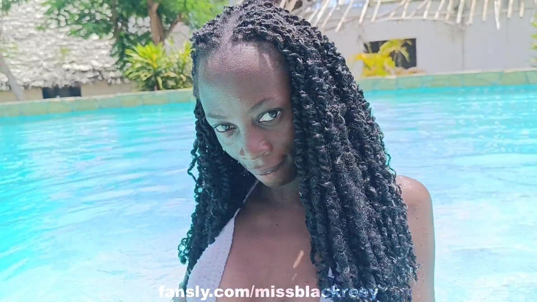 Missblackreey: Сексуальная чернокожая девушка с батплагом в бассейне