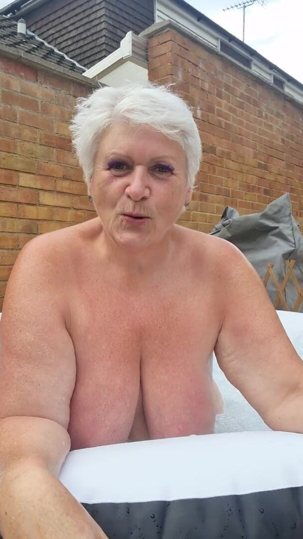 Uk Joolz: Jeu de baignoire nue