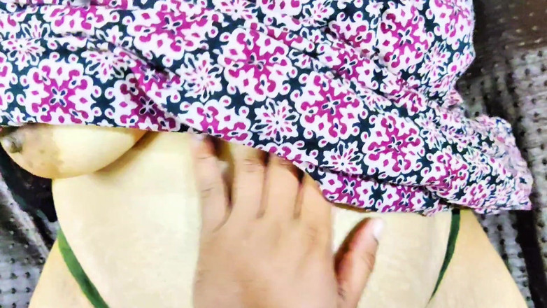 Bhabi8068: Aditi Bhabhi gaf de man van haar stiefzus voor het...