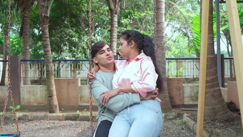 Desi Maal studios: Dì nóng bỏng gọi bạn trai của mình đến khu vườn...