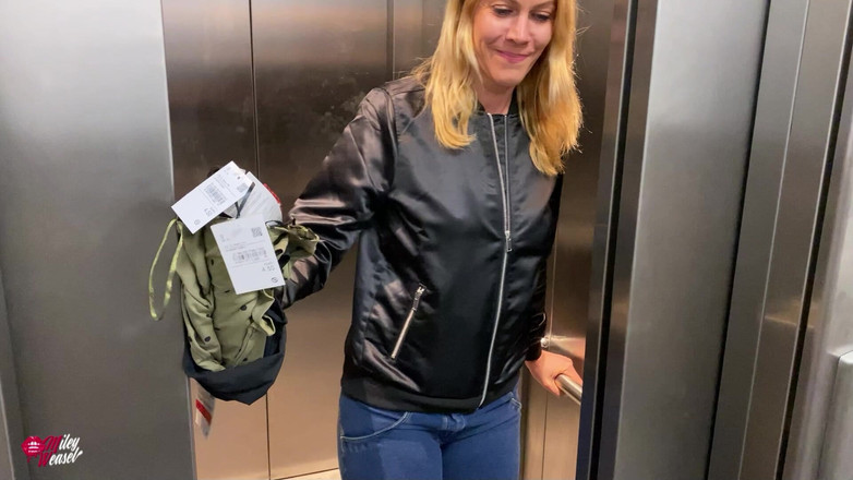 Miley Weasel: Cute Blonde Bitch Remote Controlled in Public!!