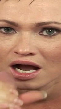 Sex oral fierbinte cu MILF brunetă și înghițind spermă