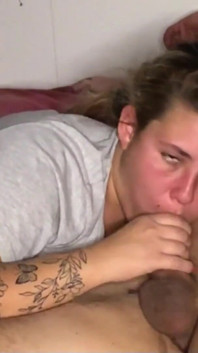 Tlustá holka mi lahodně kouří a masturbuje mě, dokud se jí nepřijdu do pusy