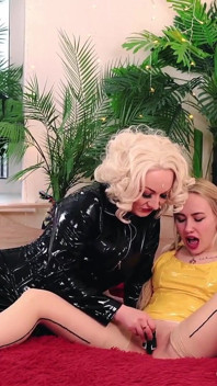 Compilație video porno lesbiană sexy (Arya Grander și Keoki Star și Bella Mur)