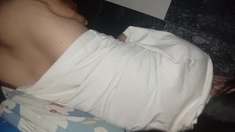 Famly sex: Asyalı bakirenin pürüzsüz götünü sikiyor
