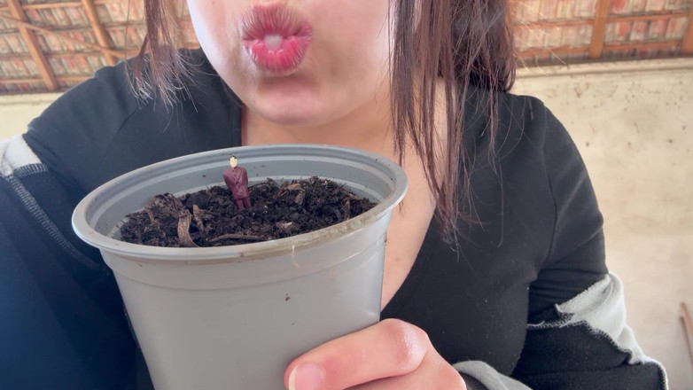 AmayaMori: Dev kadın bahçe çılgına döndü küçük bir adam yetiştiriyor