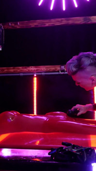 Latexová bohyně škádlí ve Vac posteli