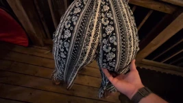 Cur drăgălț săltăreț pe el