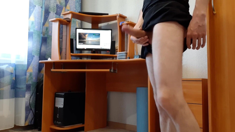 AlexRusFun: Ragazzina europea si masturba il suo grosso cazzo davanti al...