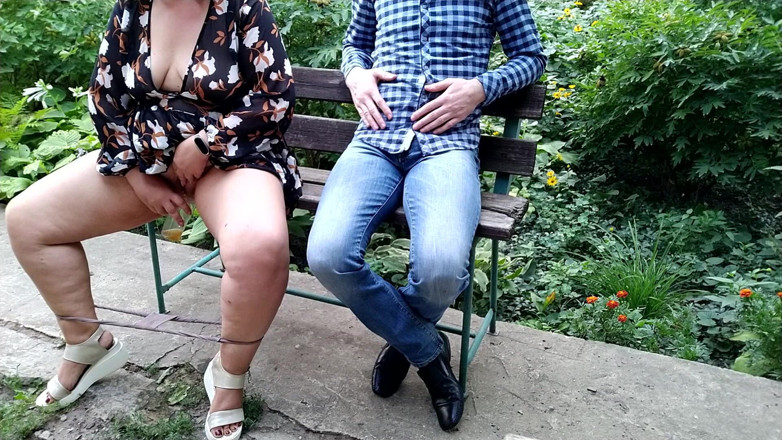 OurFetishLife: Sexy mit wunderschönen beinen pisst in ein glas und gibt...