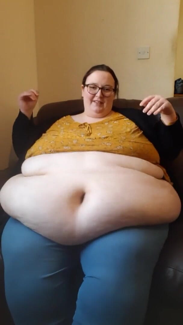 SSBBWLadyBrads: Une SSBBW mange un gâteau au ventre