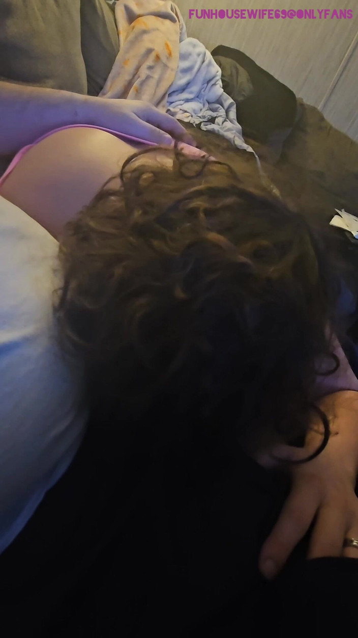 Funhousewife69: Anh ấy bảo tôi bú cu của anh ấy vì vậy tôi đã...