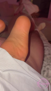 Beyaz Çorap Yırtık Çıplak Naylon Çoraplı Ayakla Muamele - Sarışından Uzun Kırmızı Ayak Tırnakları