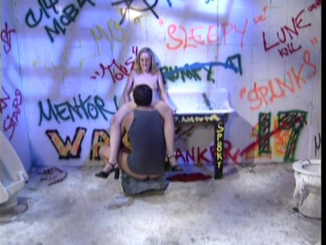 Dangerous Teens: Slanke blondine wordt geneukt door een dekhengst in een verlaten...