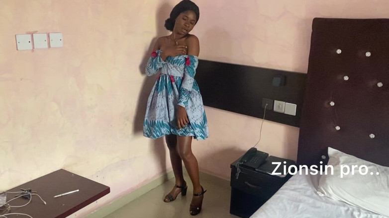 Zion: Zwart Meisje Striptease