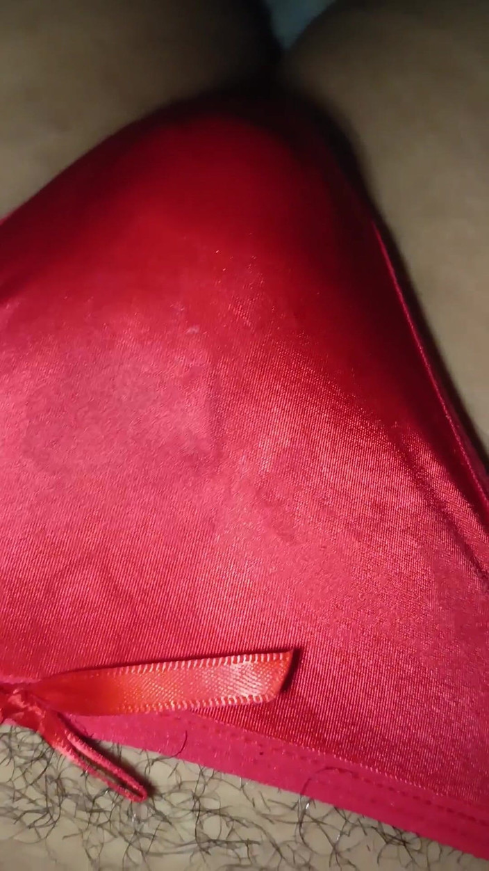 SilkPantyLove7: Il perizoma rosso sexy della moglie è pieno di sperma!