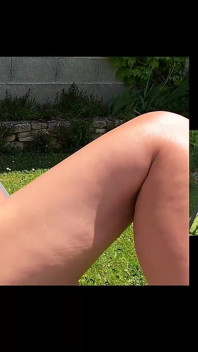 MILF cantik dalam pakaian dalam putih seksi dikongkek gaya doggy di luar dan memancut mani pada pantat besarnya