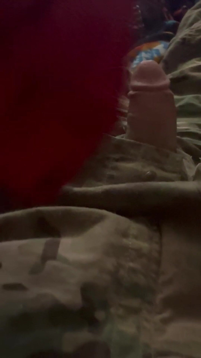 Gay Soldier Stuff: Armeesoldat schießt heißen cumshot auf einige rote Briefs für einen...