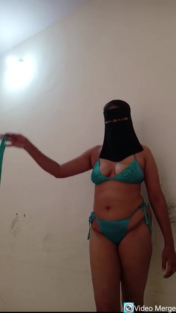 Bigbarrek: Cô vợ nóng bỏng cởi bikni