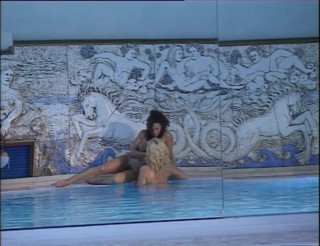 Lesbian Illusion: Sexy lesbianas aman en la piscina