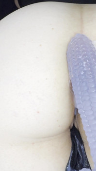 Un gode de maïs dans mon cul !