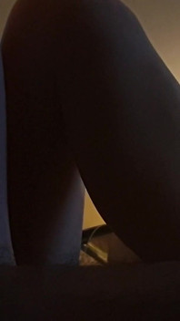 Stieftochter hüpft auf seinem schwanz, bis sie von einem anal-orgasmus schreit