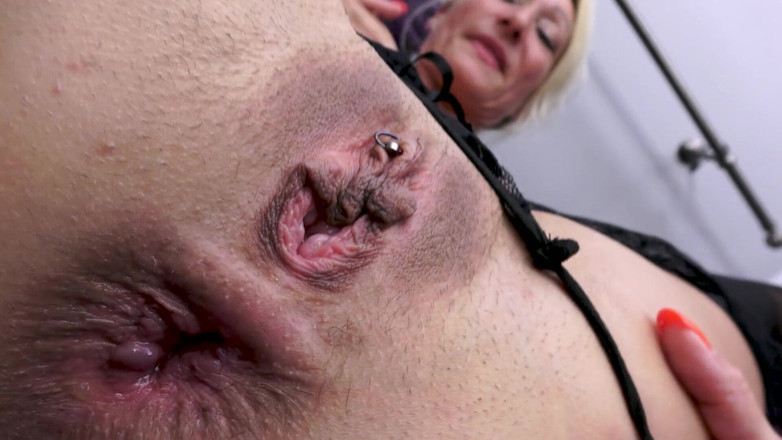 Matureandco: Ela Se Masturba Com Dildos Grandes E É Fodida No Cu...