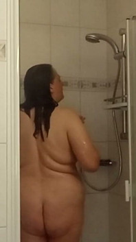 Mujer madura con pechos pequeños y trasero grande en la ducha