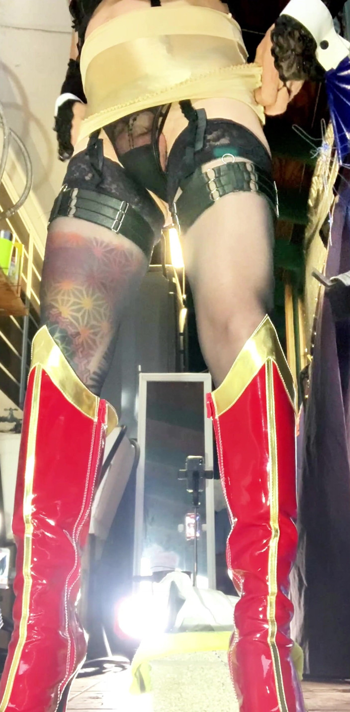 Benito414: Cute Femboy Stretches Ass to Take Huge Dildo!