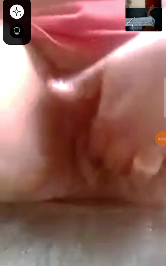 Me and my new slut: धोखेबाज परिपक्व विवाहित महिला वीडियो कॉल पर अपने खिलौने वाले लड़के के साथ चुदाई करती है