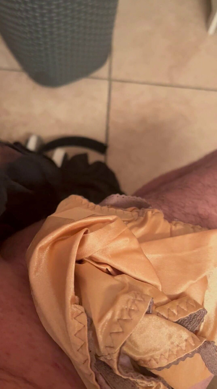 Bigbrook45: In stieftante kommen, schwarzes seidiges höschen