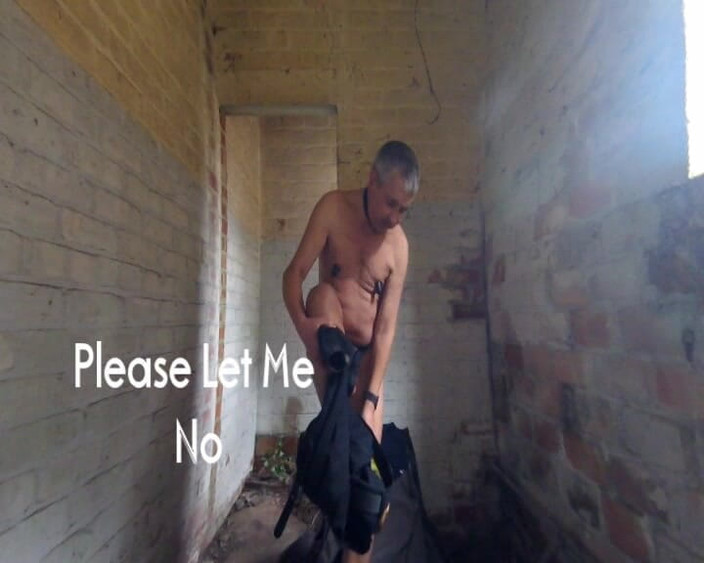 Andy: Spogliarsi per una passeggiata nuda